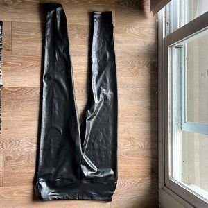 Leather pants size medium color black.